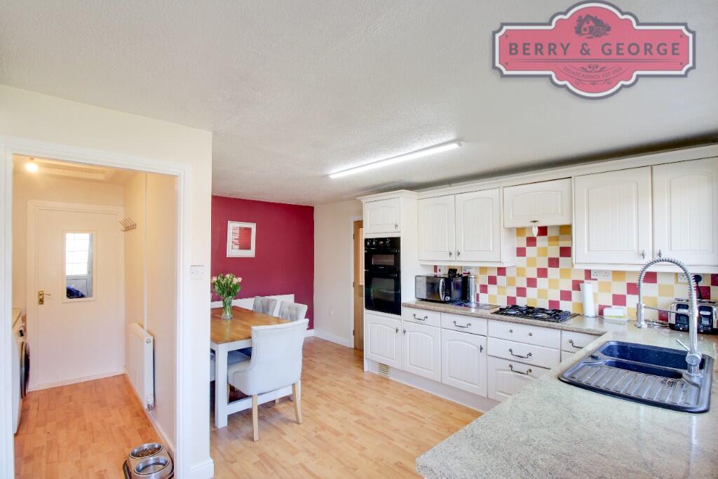 KITCHEN / BREAKFAST