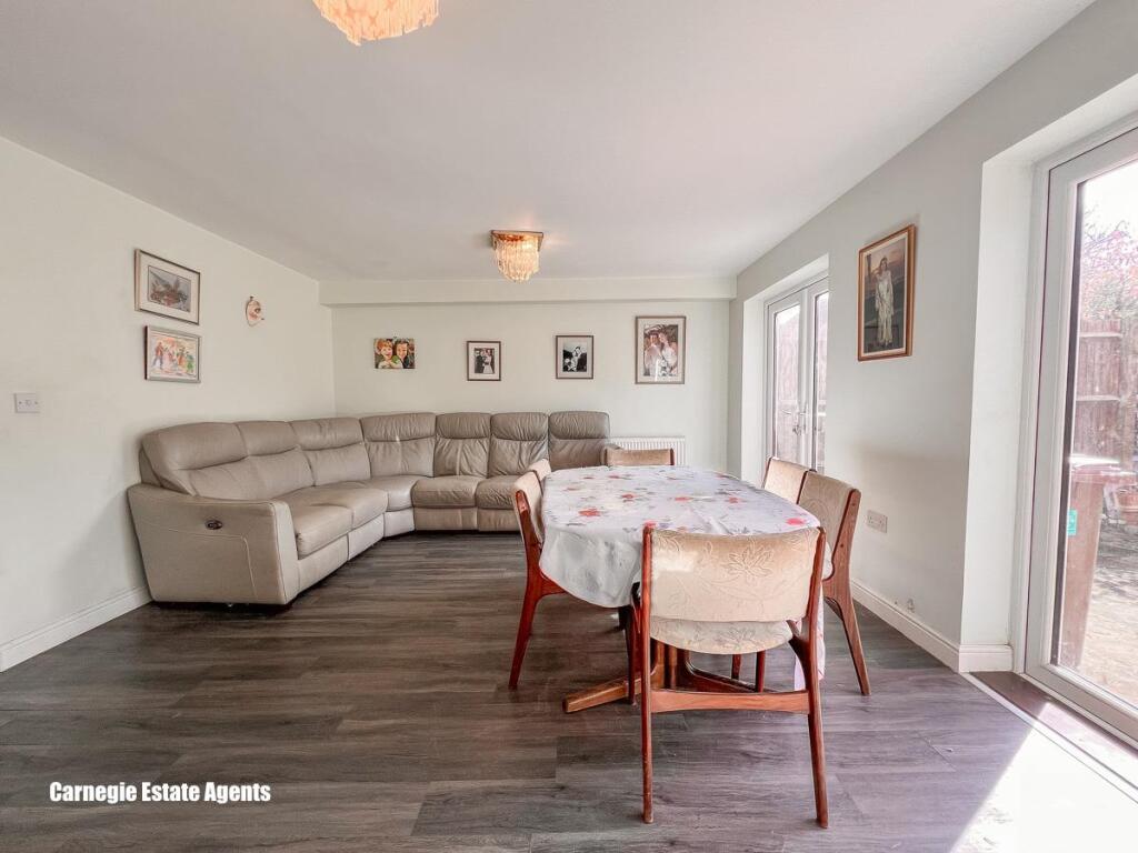 Lounge/dining area