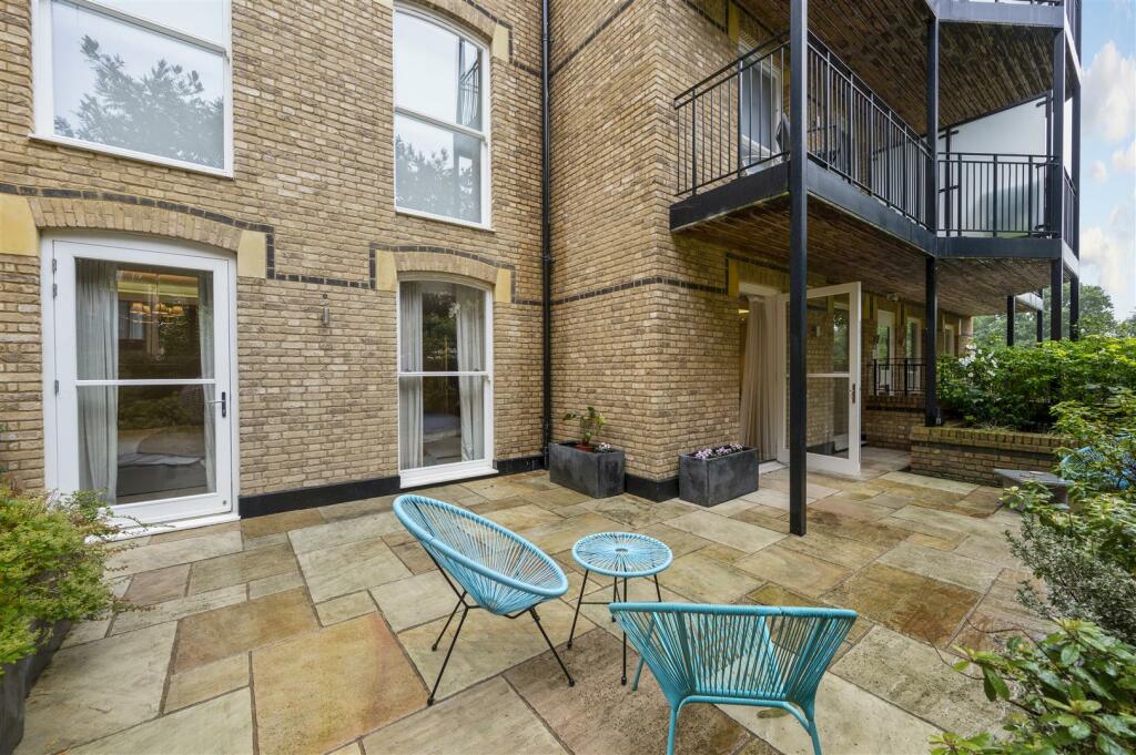 Flat 2, Theodore Lodge,12.jpg