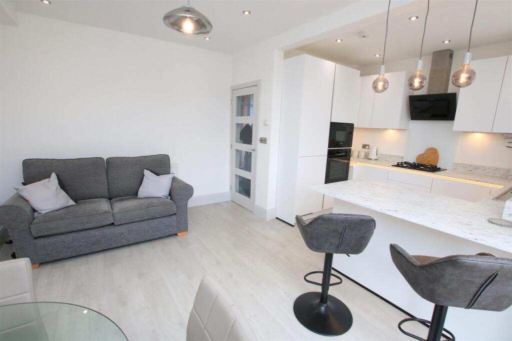 OPEN PLAN LIVING/ DINING/ KITCHEN