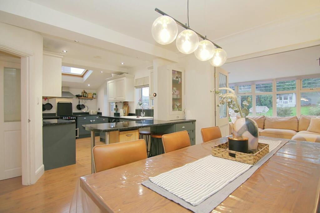 KITCHEN / DINNING