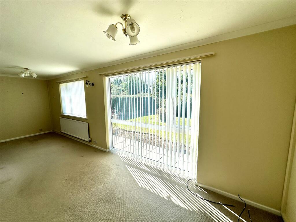 LIVING/DINING ROOM