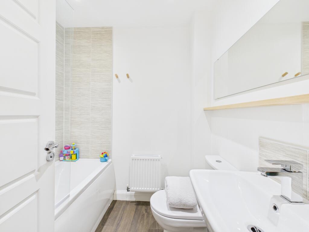 Family Bathroom - Second Floor 