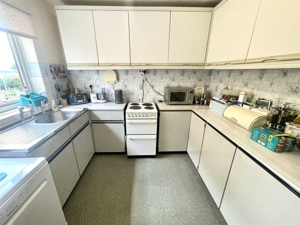 KITCHEN :