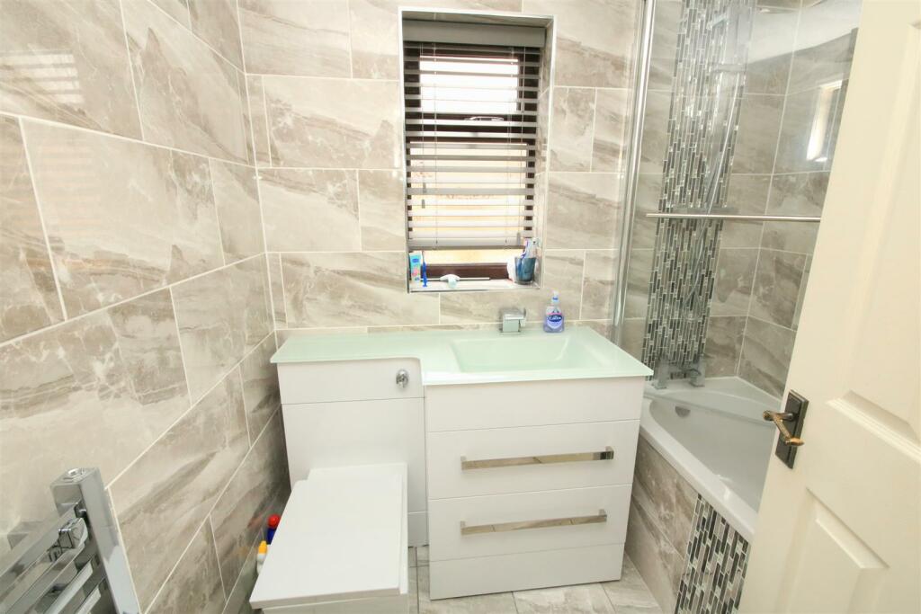 CONTEMPORARY BATHROOM
