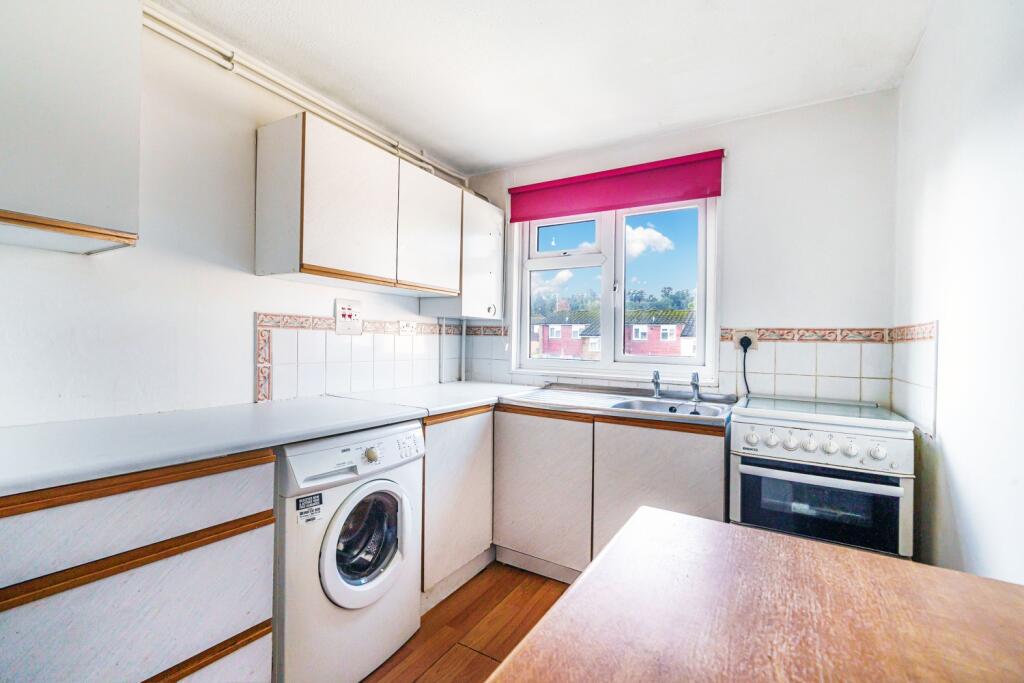 Kitchen  - 10¿0¿ x 6¿11¿  306m x 221m