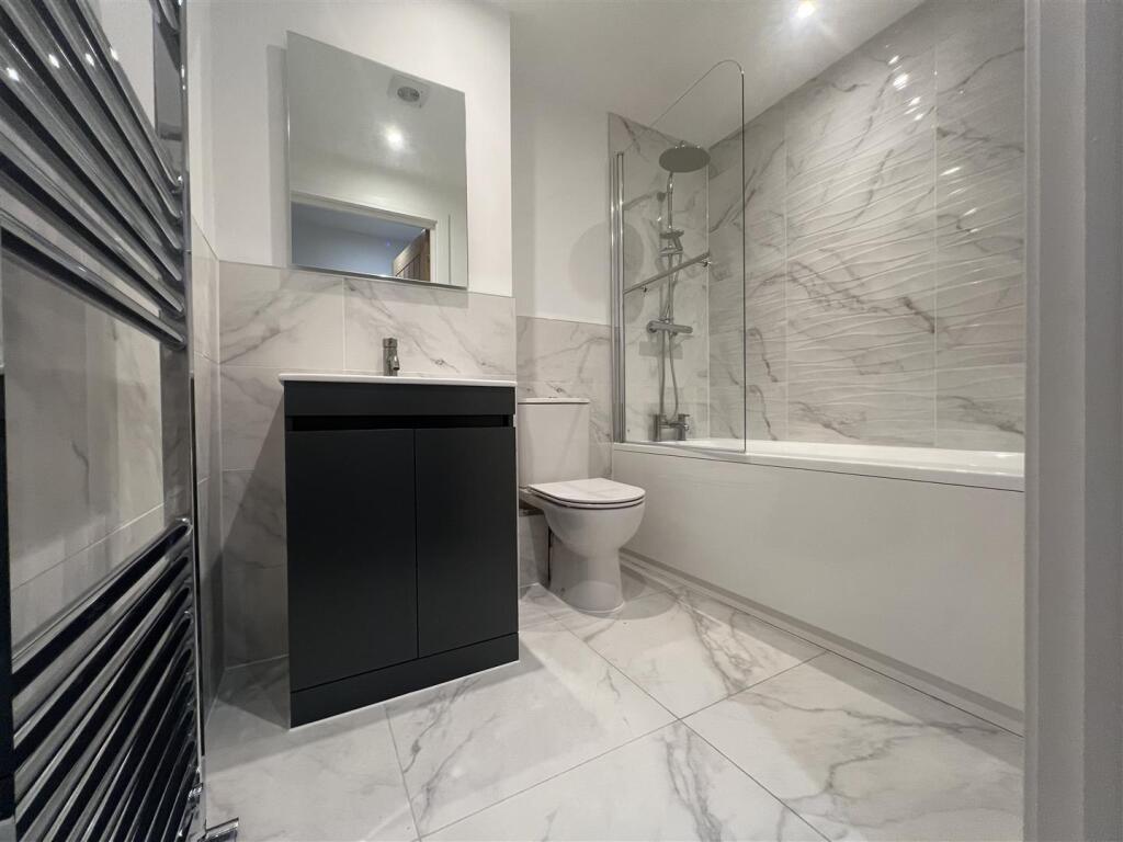 Flat 5 Bath.jpg