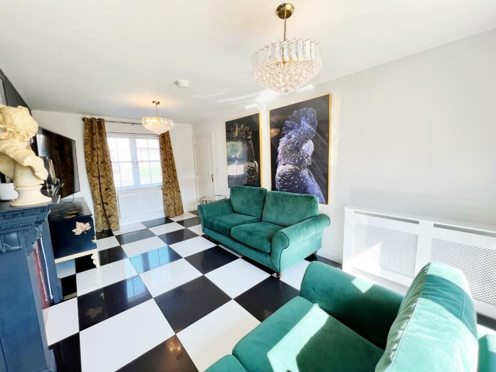 Lounge pic 3.jpg