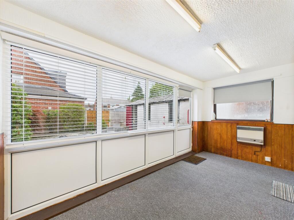 CAM02386G0-PR0128-STILL008