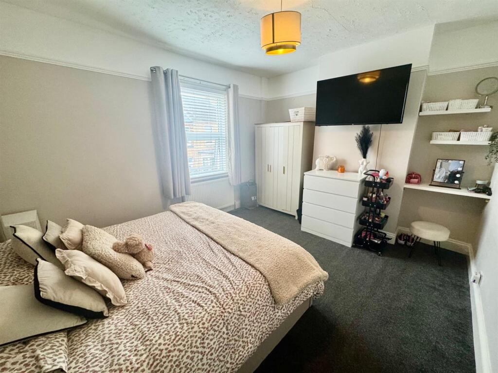 Bedroom 1.jpg