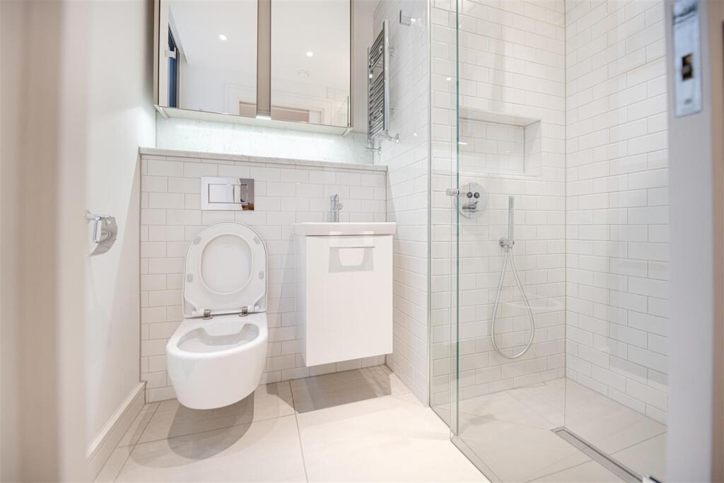 Bathroom 3 .jpg