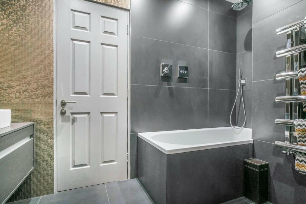 206990_32943908_I...