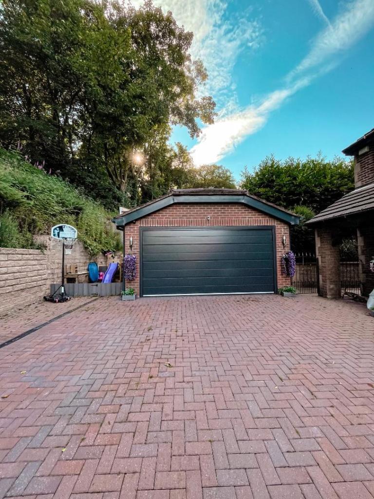 Driveway/Garage