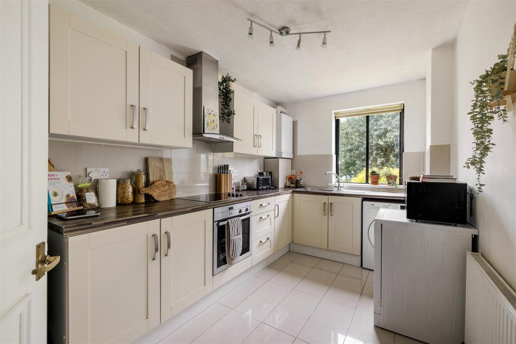 Forest Court E11