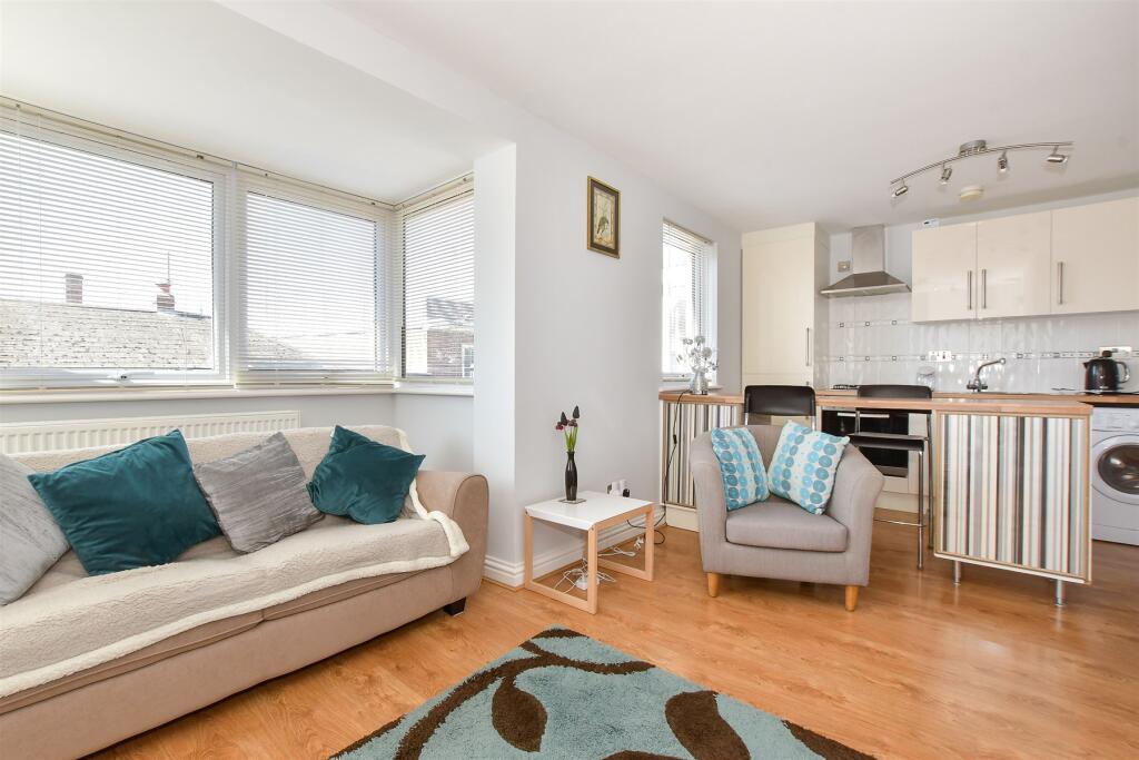 Kitchen/ Living Room