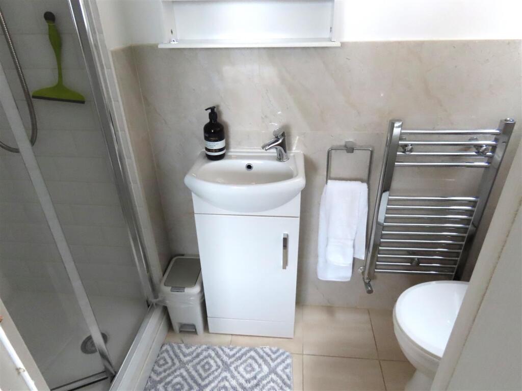 EN-SUITE SHOWER ROOM