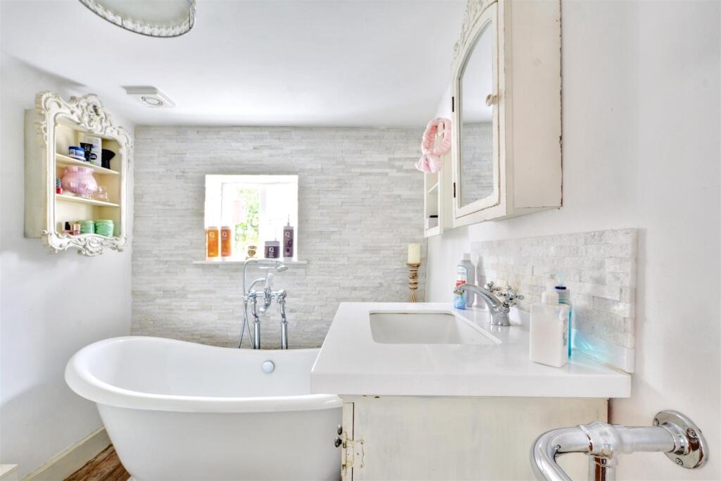 Bathroom_3.jpeg