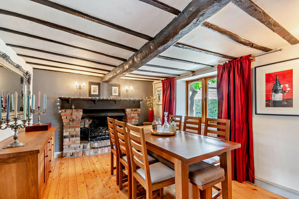 8618429-interior1...