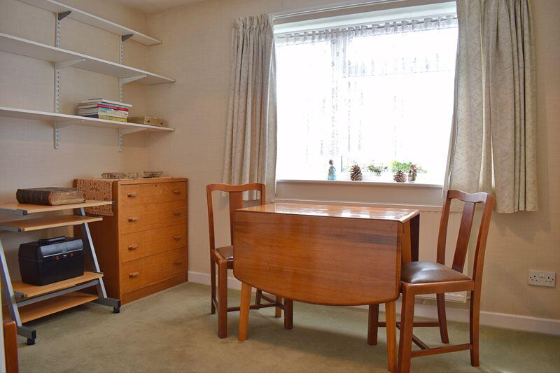 bedroom/dining room