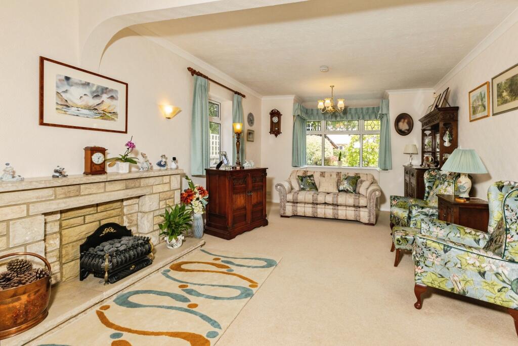 Lounge/Dining Room