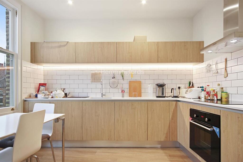 11-01b878574 374, Muswell Hill Broadway London, N1