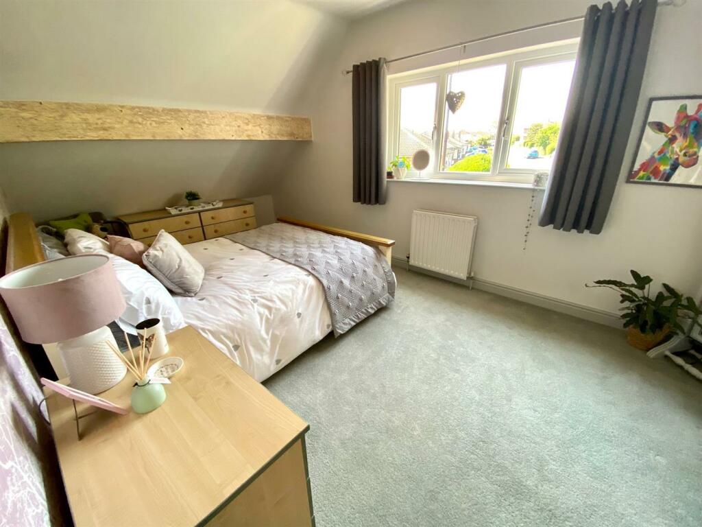 robin royd lane 28 bed 2 2.jpg