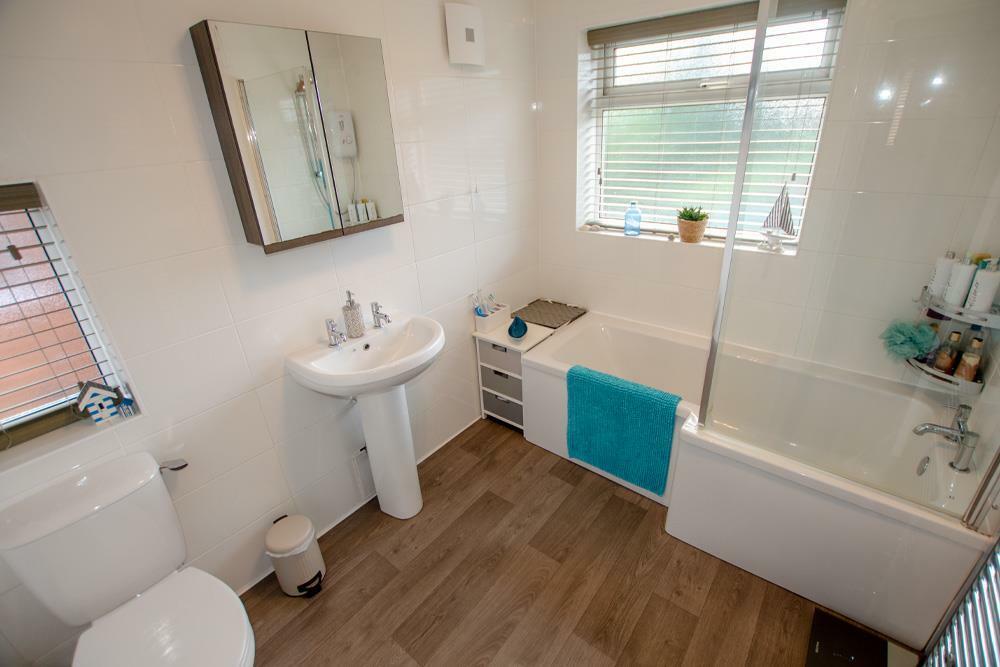 40 Moreton Road - bathroom.jpg