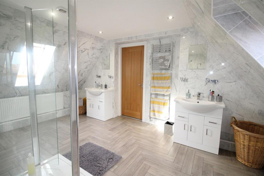 Master Bedroom - En-Suite