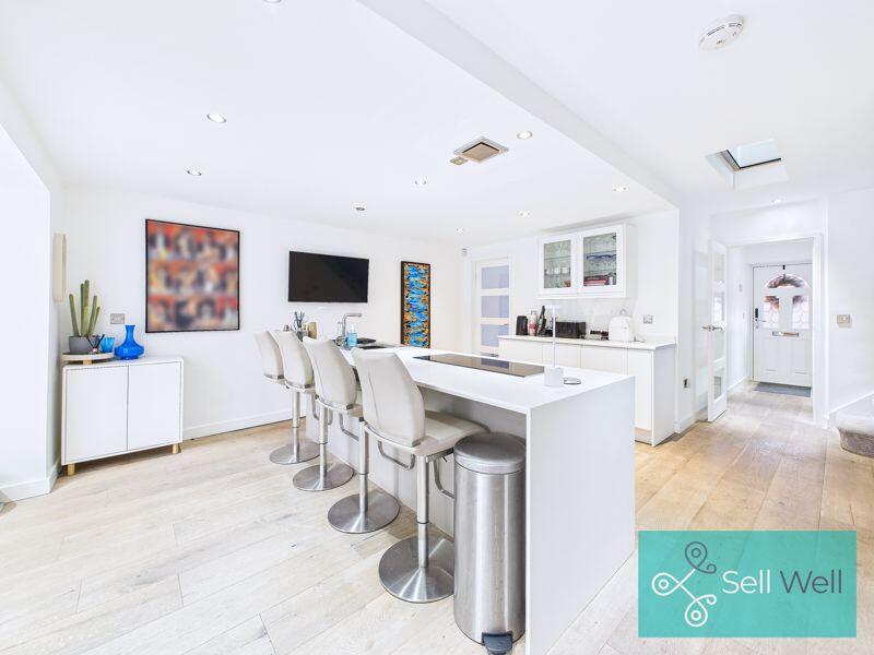 Kitchen &amp; Breakfast Bar