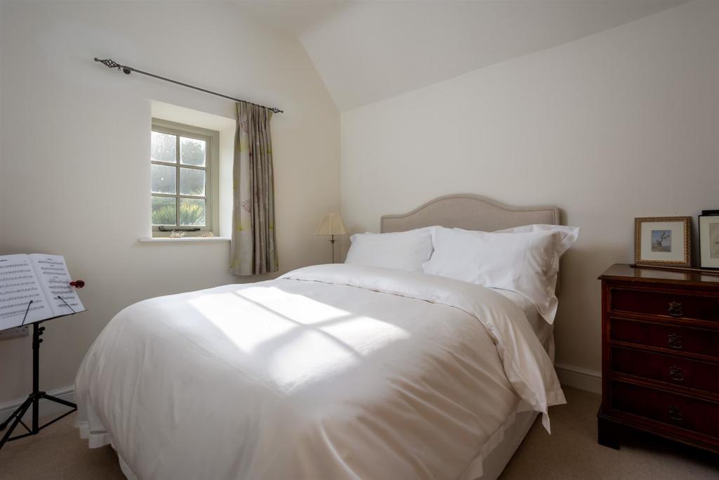 36 - St Anthony¿s Cottage - GL8 8TT - Web.jpg