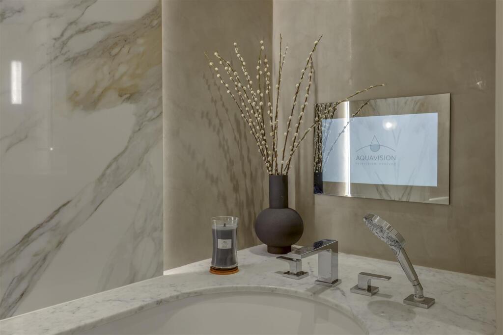 Feature Bath &amp; TV