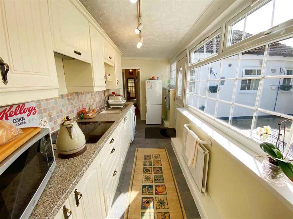 Kitchen 1.jpg