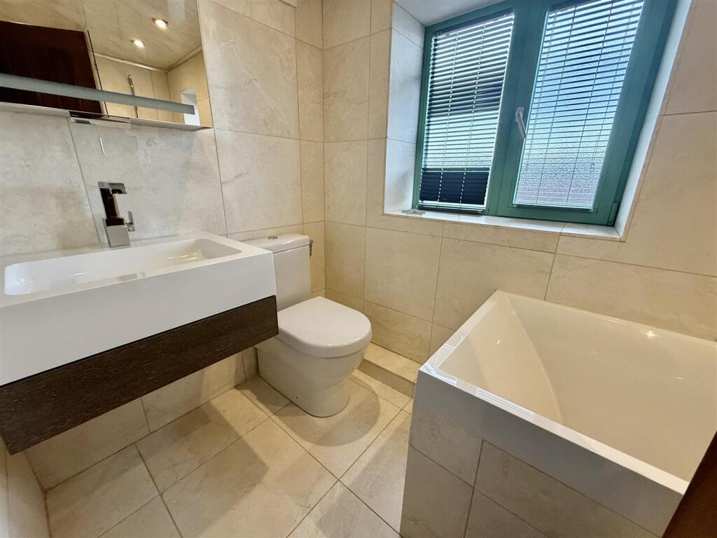 BATHROOM/WC