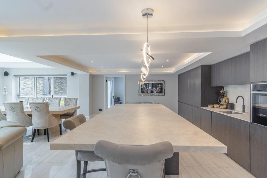 OPEN PLAN LIVING/DINING AREA