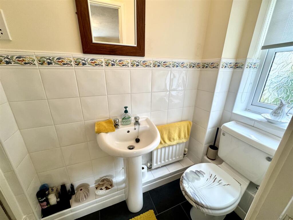 EN-SUITE SHOWER ROOM