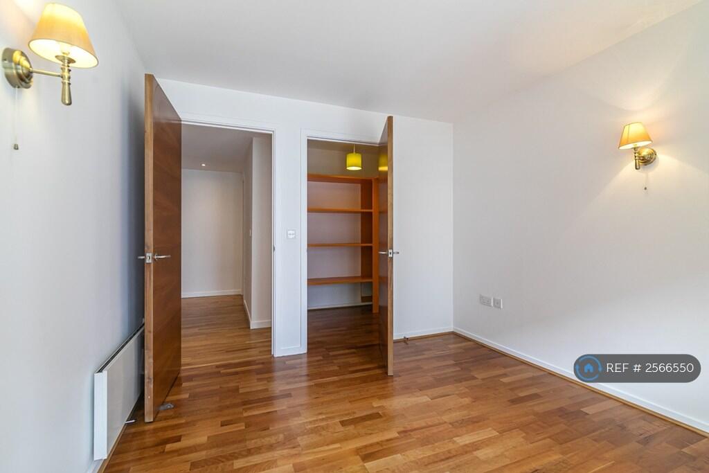 Master Bedroom &#43;Walk-In Wadrobe