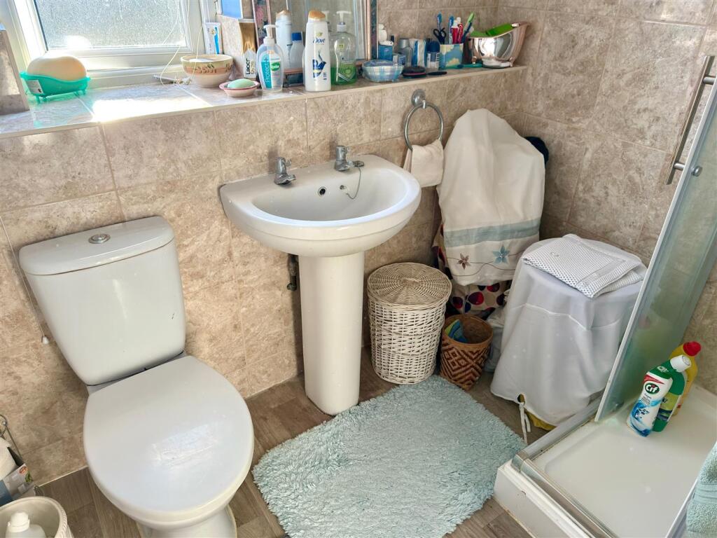SHOWER ROOM.jpg