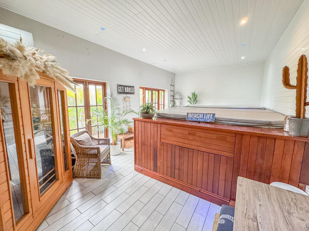 SAUNA HOT TUB ROO...