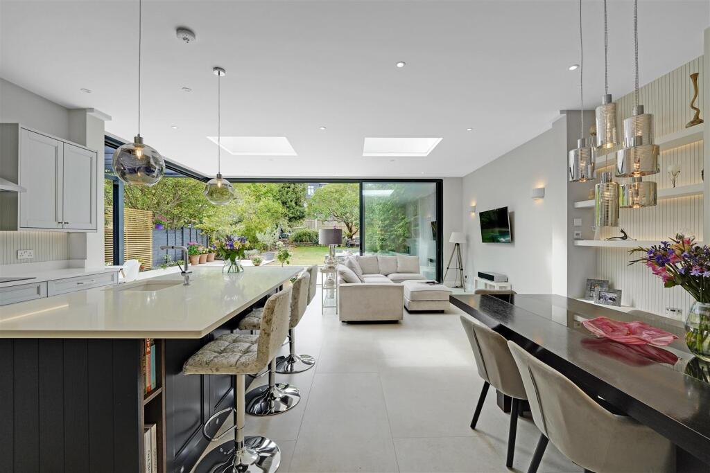 01-288f83629-AP-J2IZ6V-9 Vallis Way-1.jpg