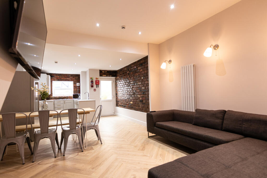 20HR Living Area / Kitchen