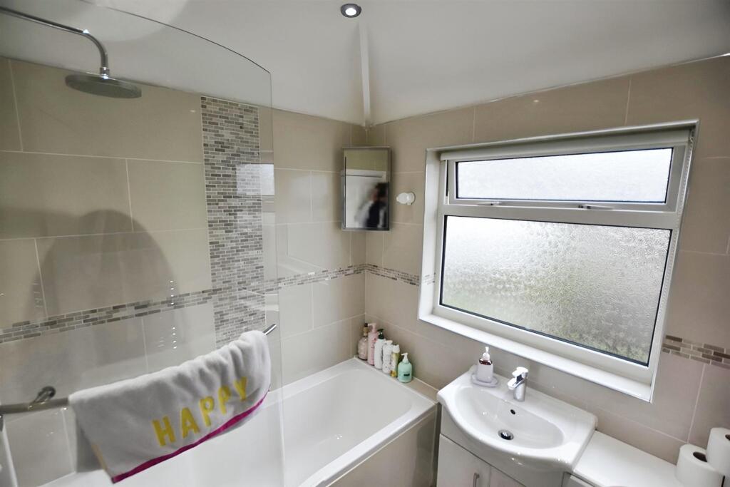 35bdd757-379 20bathroom 20- 201K 20JPEG.jpg