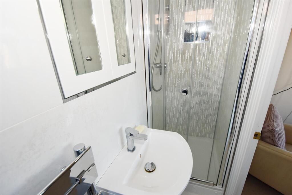 Ensuite shower room.jpg