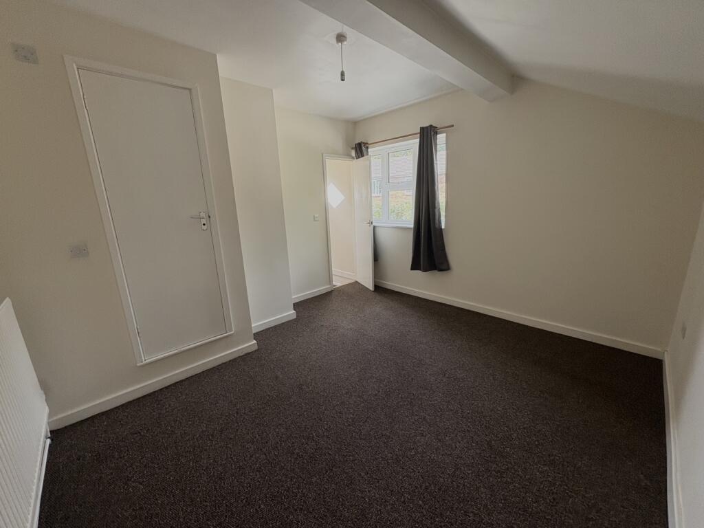 alice sqaure bedroom photo