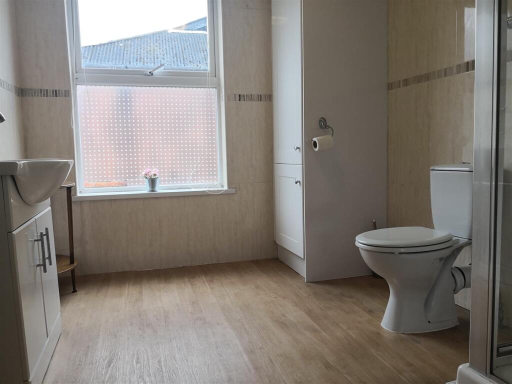 Bathroom 1.1.jpg
