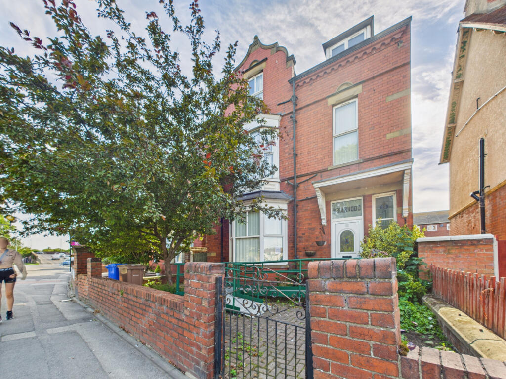 Seven bedroom detached house - For sale by auctio