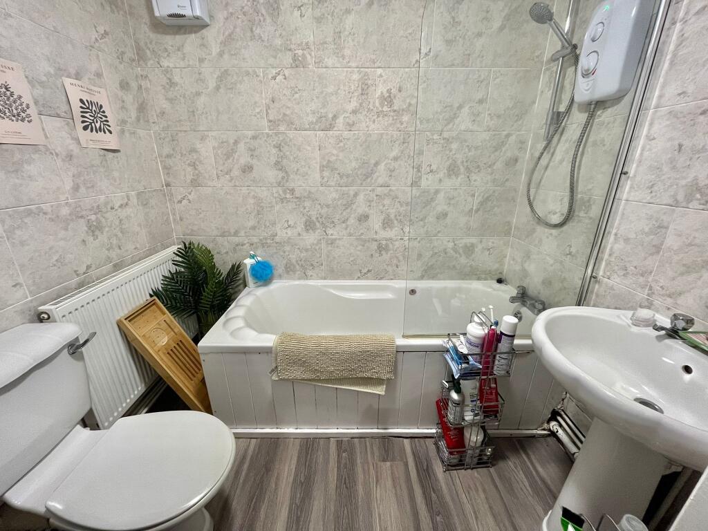 upload_bathroom_659d129413f3c.jpeg