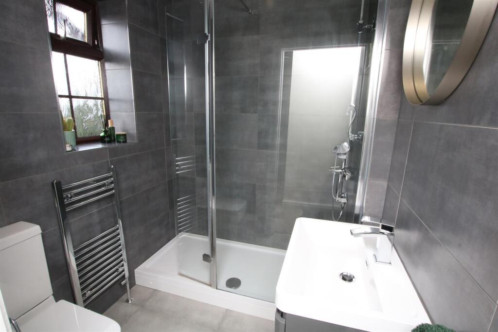 CONTEMPORARY SHOWER ROOM