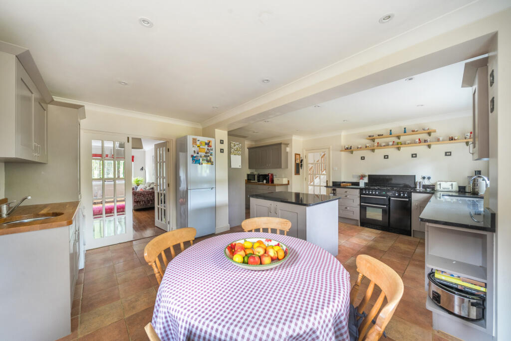 1347001-5-68b844b...