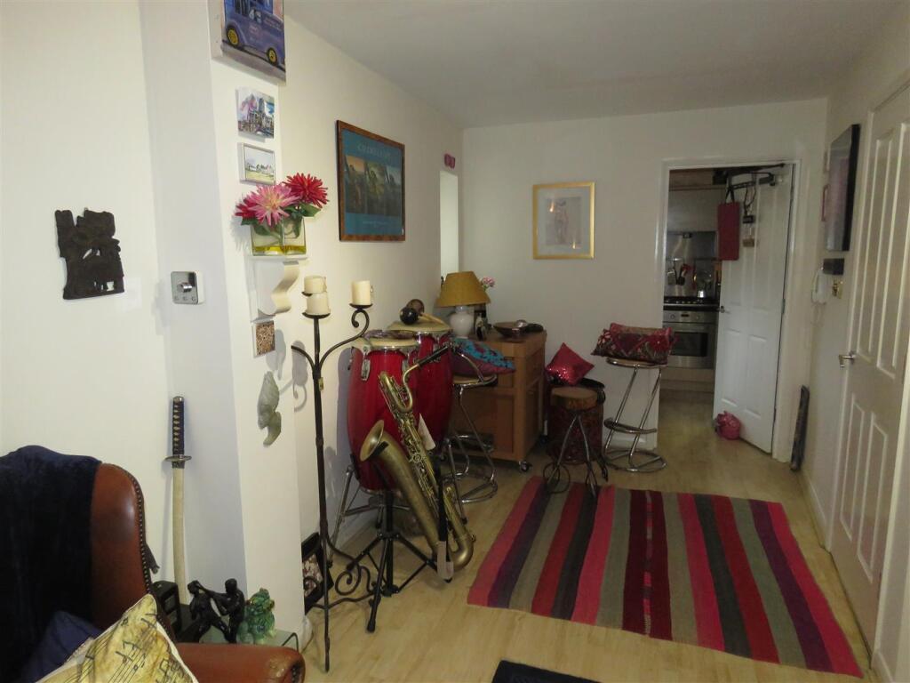 SPLIT LEVEL LOUNGE/D