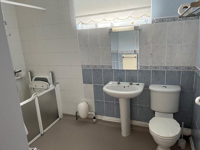 Lake House - Bathroom.jpg